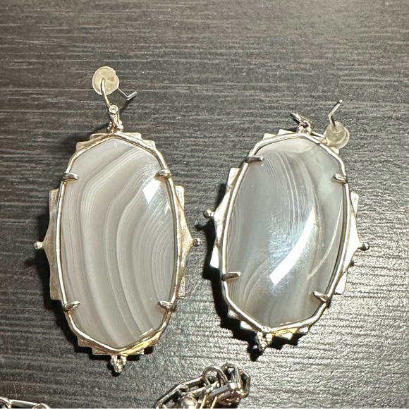 EUC Kendra Scott Baroque Ella Silver Earrings in Beautiful Gray Banded Agate - Picture 3 of 8
